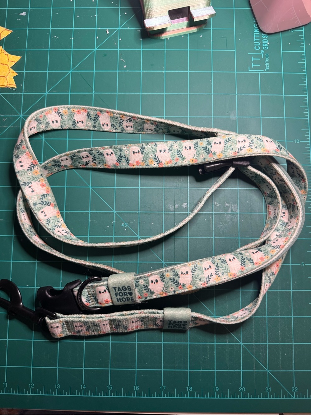 Hands Free 6 ft Tags for Hope Floral Ghost Pattern Dog Leash - Picture 3 of 4
